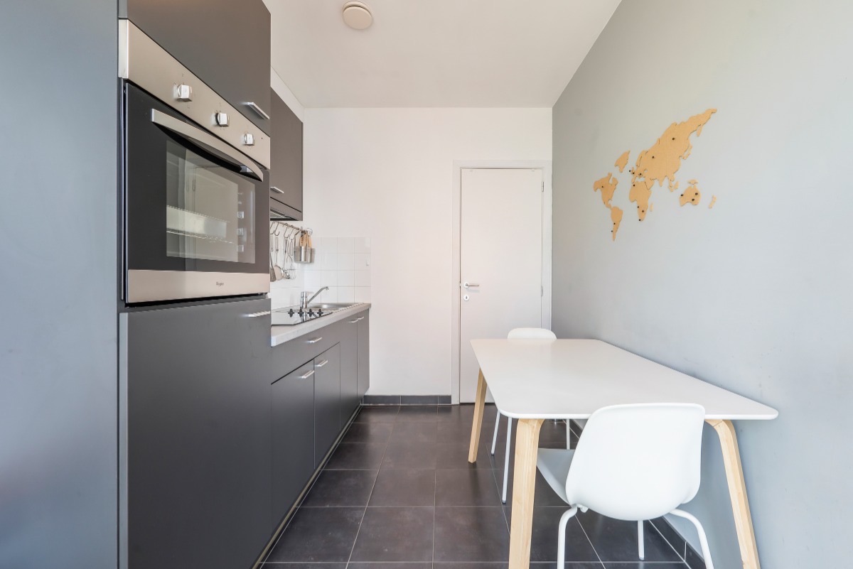 Fully equipped kitchen with dining table